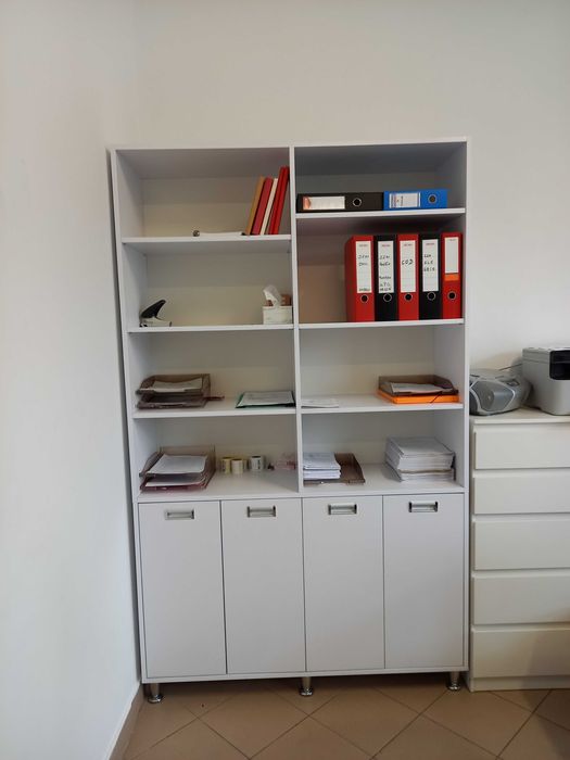 regał w kolorze białym