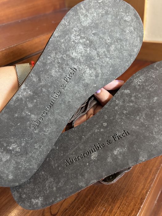 Chinelo castanho em pele