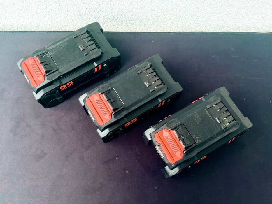 Zestaw trzech baterii B22-170 7.9 Ah 2024 r. bdb stan