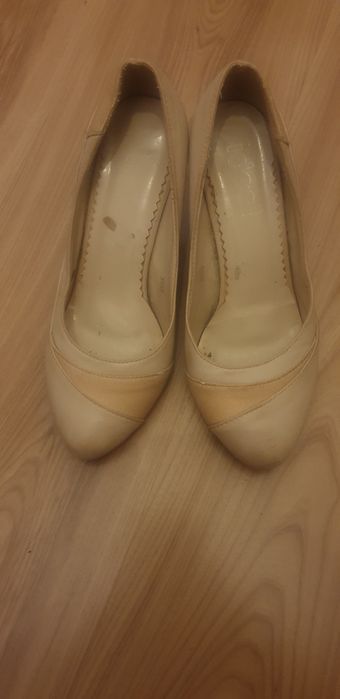 Buty na obcasie w kolorze ecri.  J
