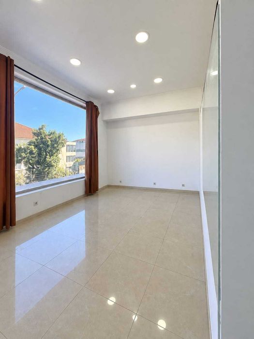 Loja para arrendar no centro de Almada — 37 m² e montra para a rua
