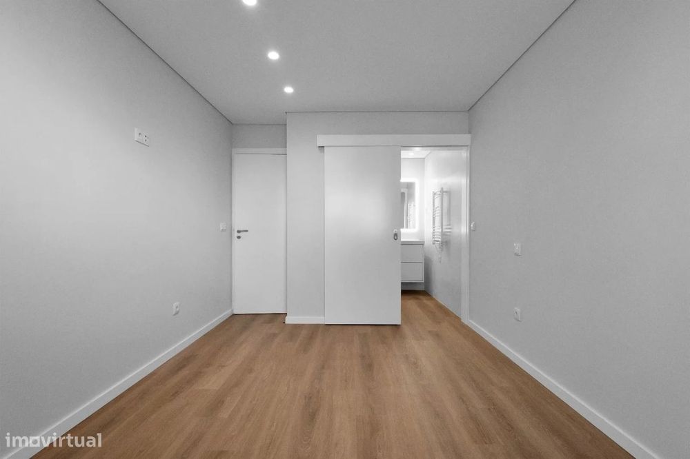 T2+1 totalmente remodelado no centro de Gaia — escola à porta, metro a