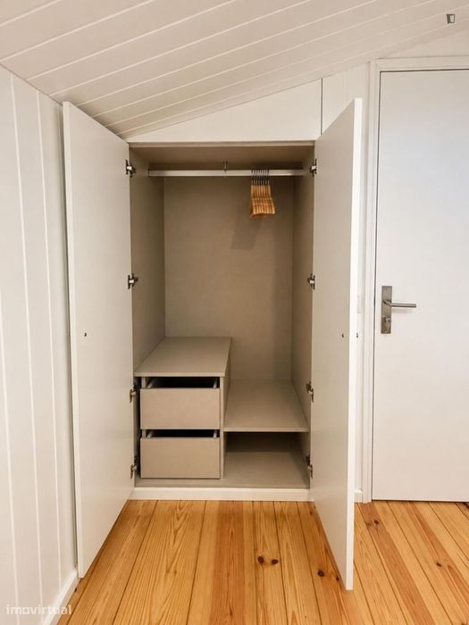 Quarto - localizado em Mafamude Porto