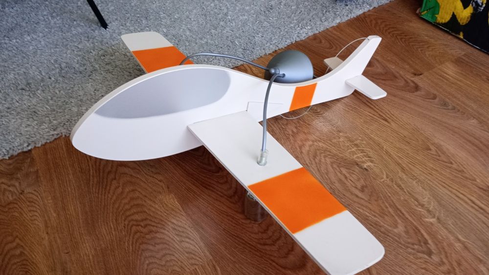 Żyrandol w kształcie samolotu