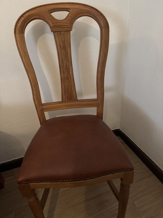 Cama comoda com espelho cadeira, mesinha cabeceira em bom estado