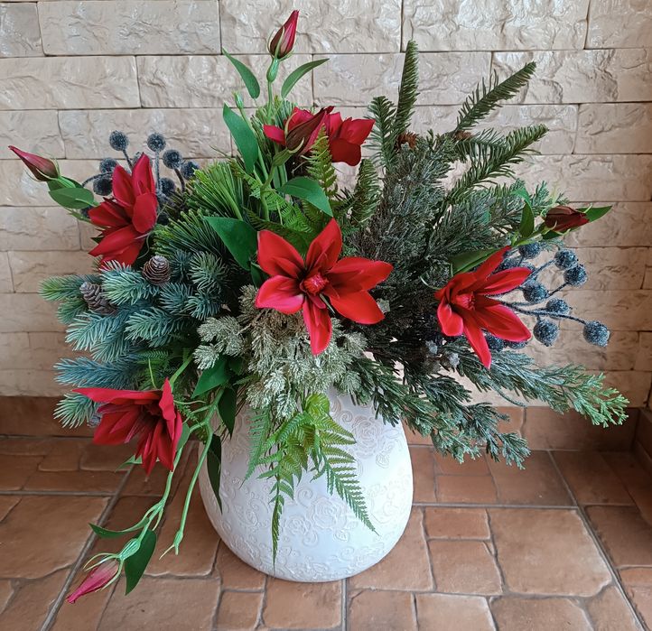 Зимові композиції зі штучної хвої та квітів