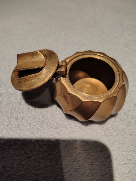 Popielniczka mosiężna.