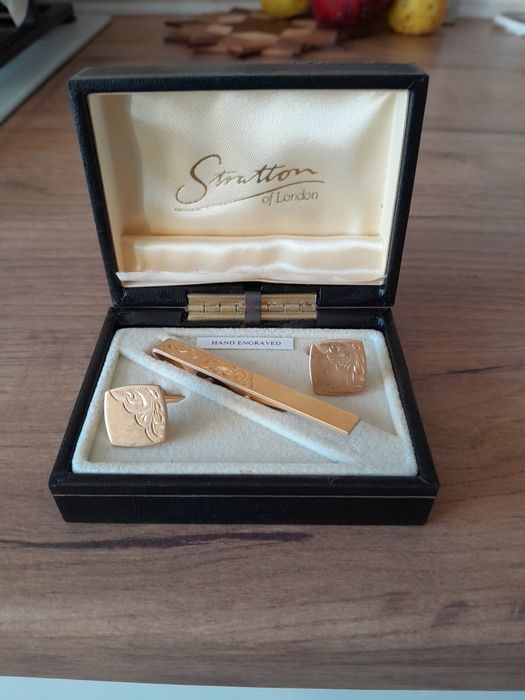 Запонки в подарок.