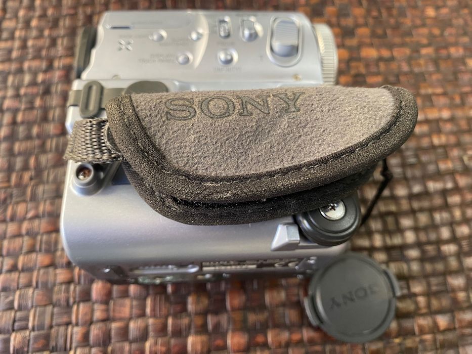 Câmara de Vídeo Digital SONY DCR-PC8E Mini DV Handycam