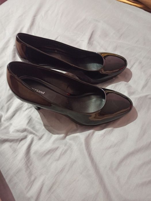 Lakierowane czółenka na obcasie 39