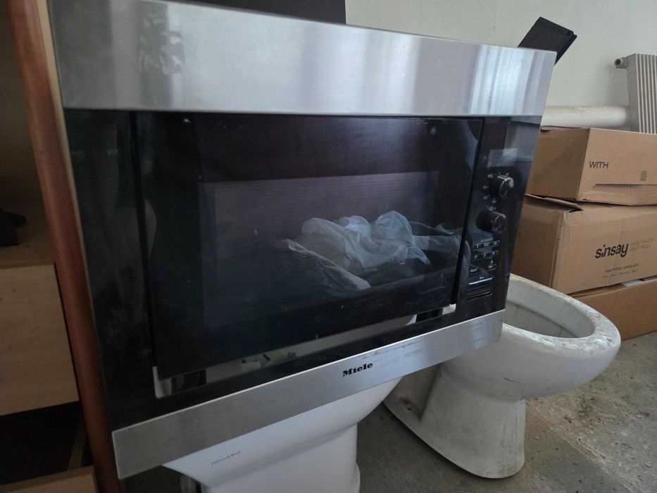 Miele M 8260-1 mikrofalowka wbudowana 900 watow