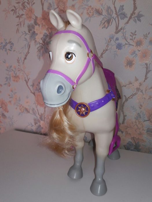 Лошадь, конь Максимус из мультфильма Рапунцель.