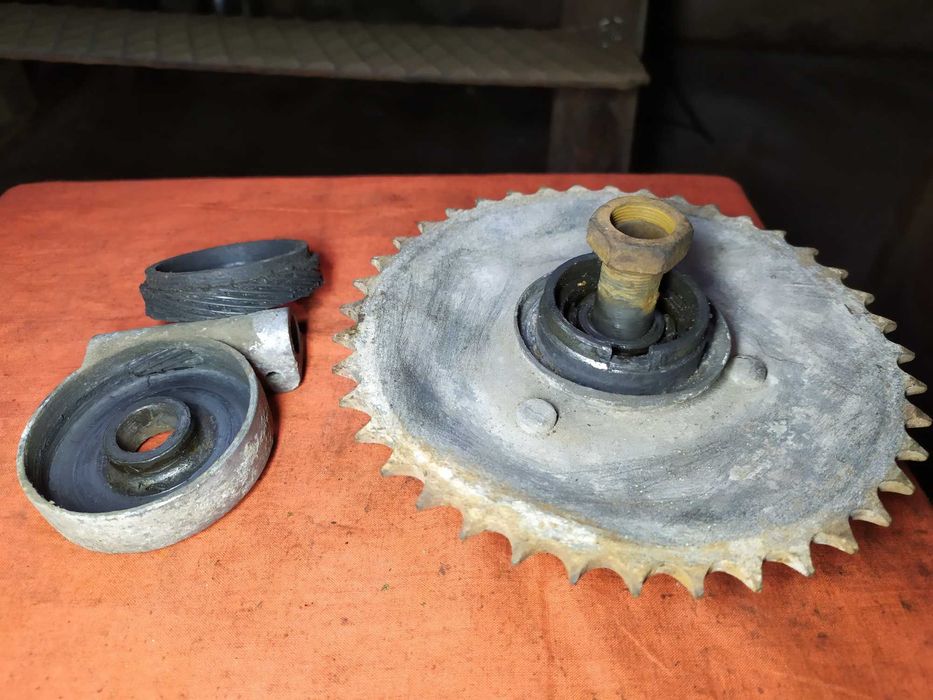 Задняя звезда вместе с приводом спидометра на мопед Рига 1, Рига 3