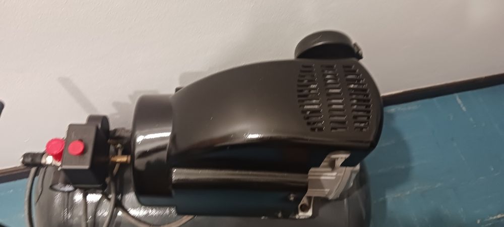 Para venda um compressor  50 litros mais um de 24 litros