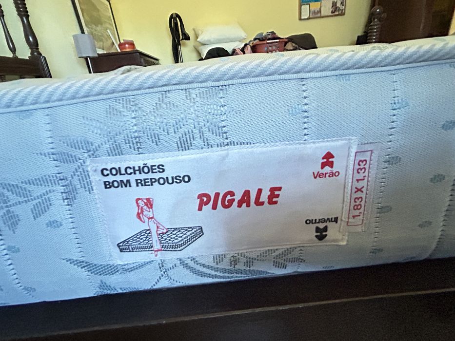 Mobilia de quarto de casal (estrutura, colchão e estrado)