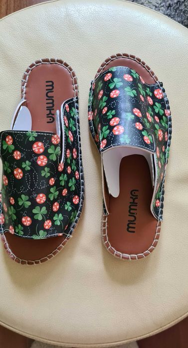 Klapki MUMKA rozmiar 37 , czarne w koniczynki i biedronki