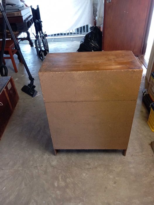 Móvel antigo com prateleiras