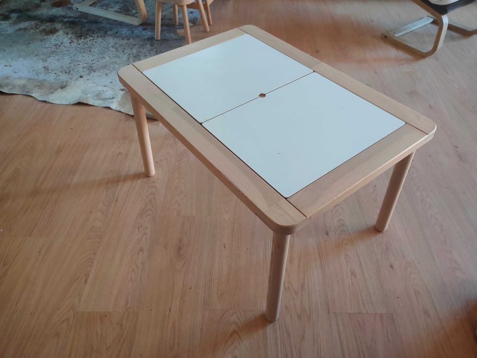Mesa Flisat com 2 caixas de Arrumação