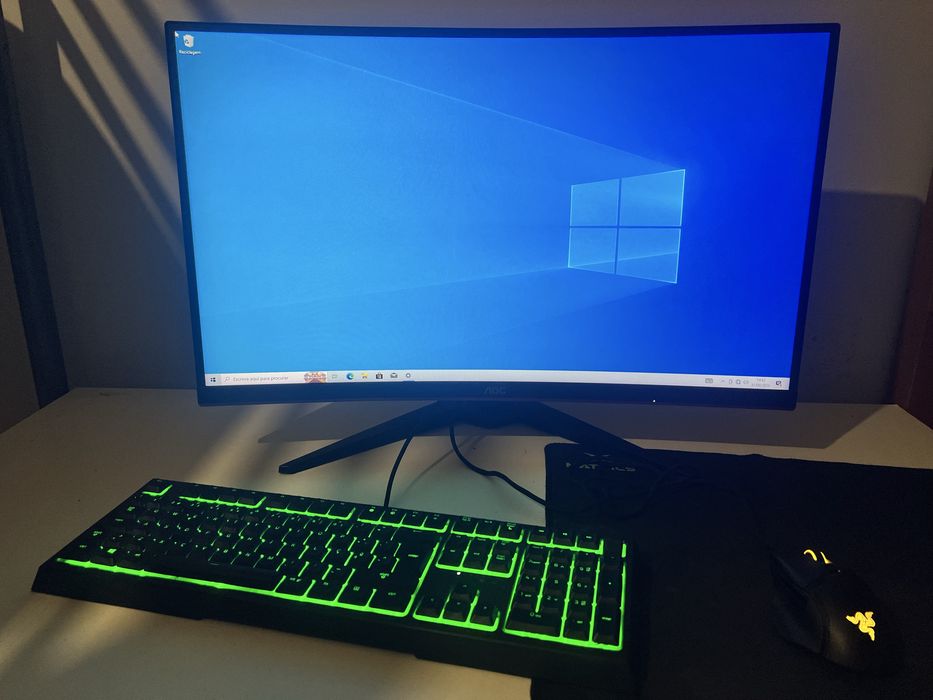 PC Gamer + Monitor Curvo 27” + Combo Razer de brinde