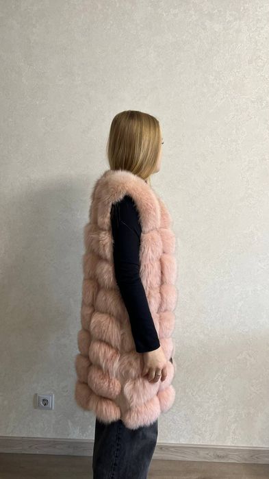 Хутрова жилетка пудрового кольору