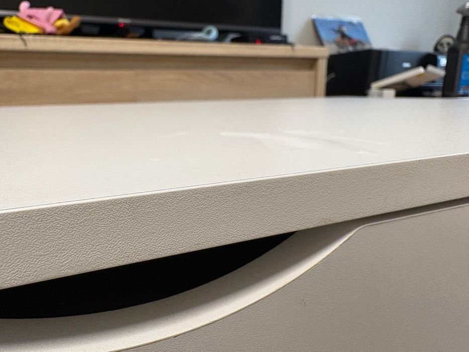 Białe biurko na 4 nóżkach