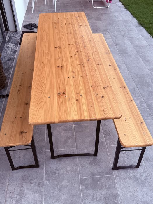 Mesa com dois bancos - exterior