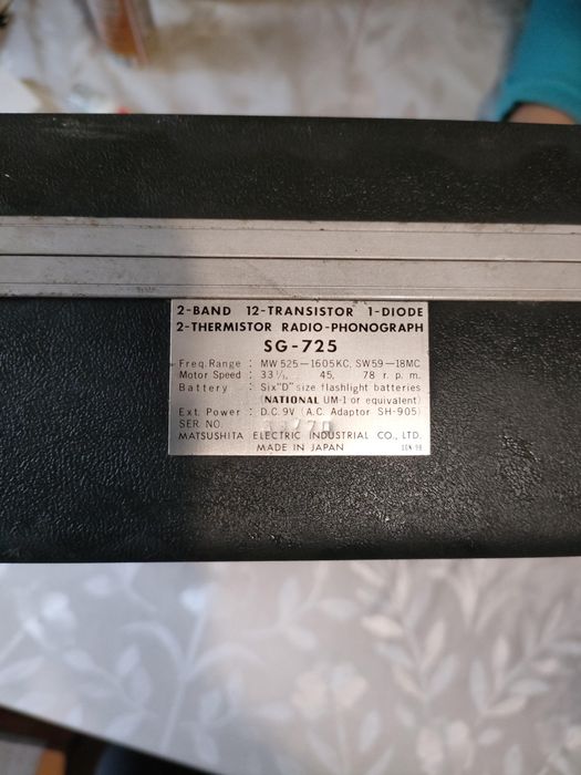 Japoński radiogramofon z ok 1962 roku plus płyta Beatles music  1968r.