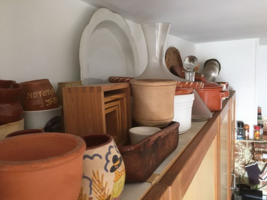 Loiça antiga e recente em vários materiais