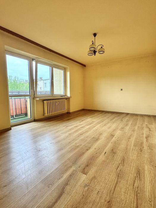 Na sprzedaż 2-pokojowe mieszkanie o powierzchni 46 m², położone w samym centrum Tarnobrzega przy ul. Dekutowskiego.