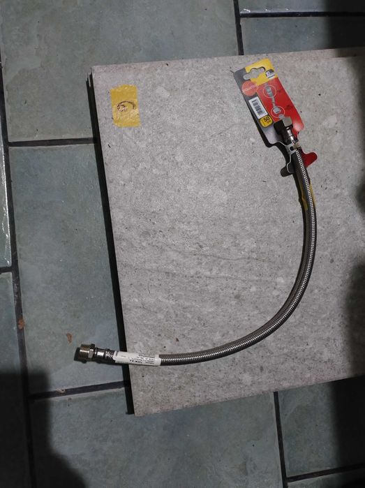 Wąż elastyczny z systemem zapobiegającym skręcaniu