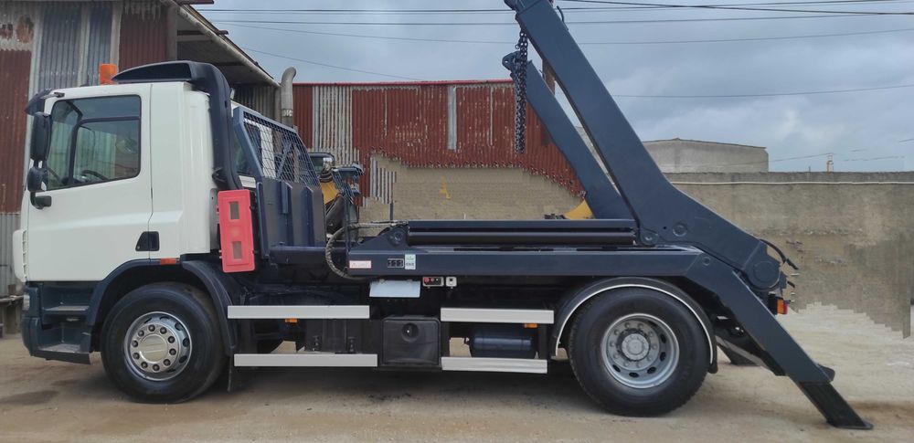 Camião DAF FACF75 (contentores)