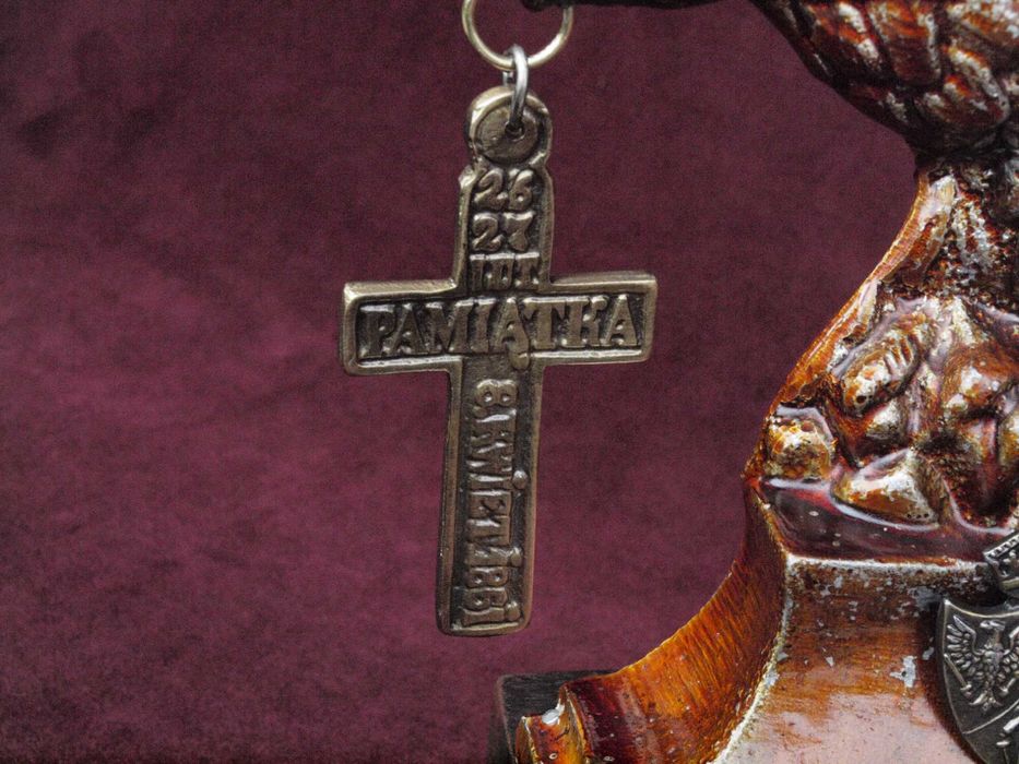 Statuetka Powstanie Styczniowe 1863, z orłem i krzyżem powstańczym