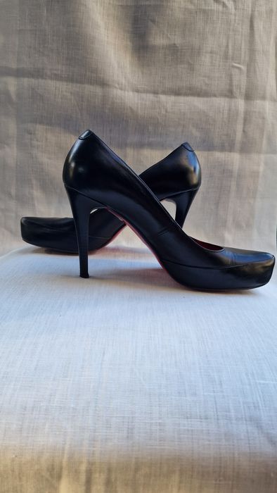 Wysokie czarne szpilki z czerwoną podeszwą Wojas