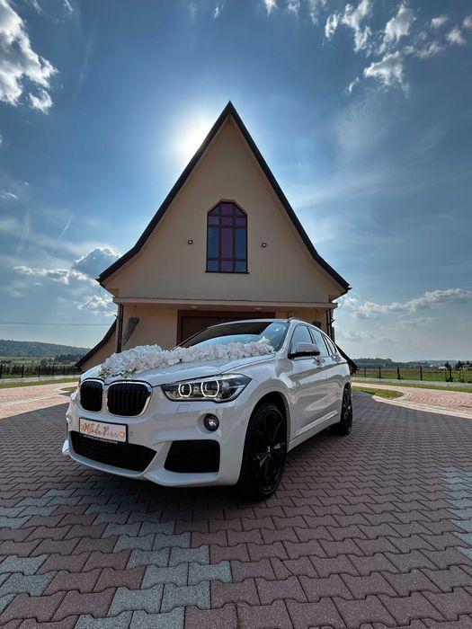 Auto do ślubu białe BMW na uroczystość wesele