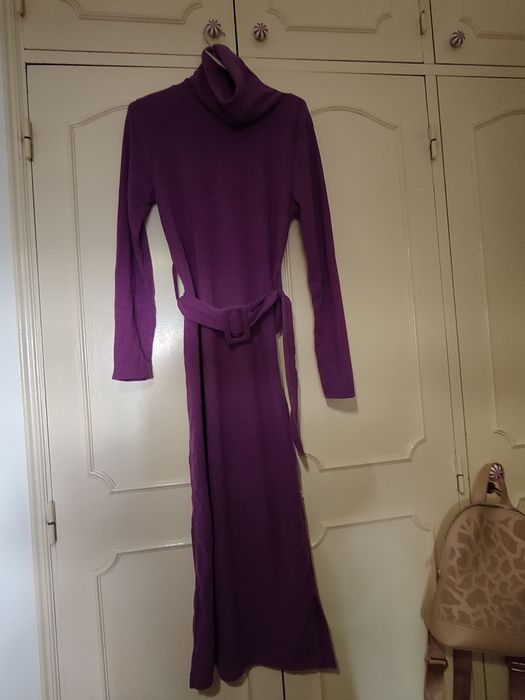 Vendo vestidos são novos