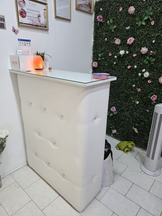 Balcão branco com brilhos