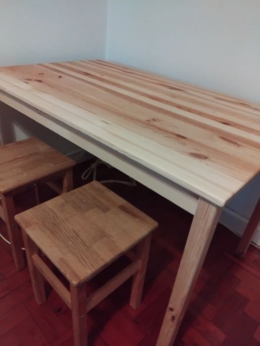 Mesa estilo madeira ikea com bancos