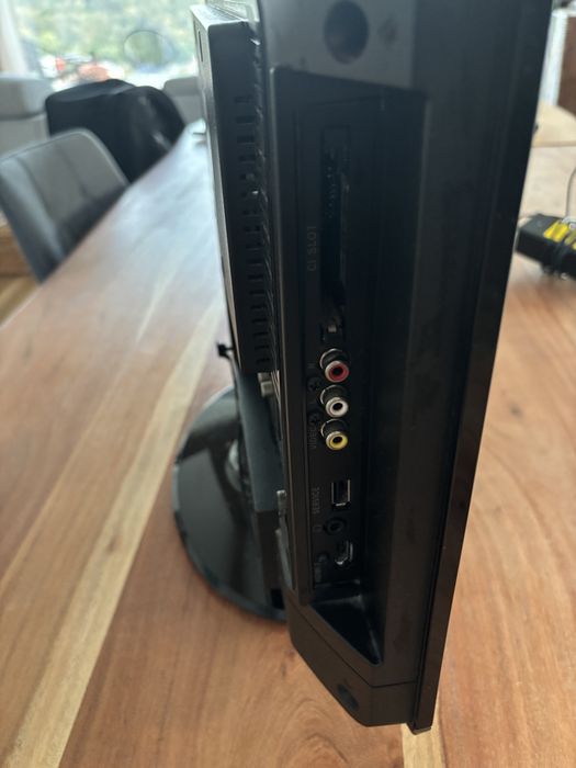 Televisão / Monitor Hannspree 19" LCD - HDMI/VGA - Ideal p/ Cozinha ou Gaming Retro
