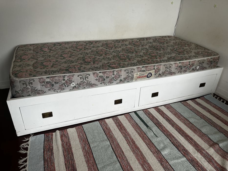 Cama solteiro com colchão