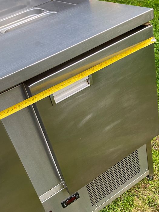 Професійний кухонний стіл селадета.