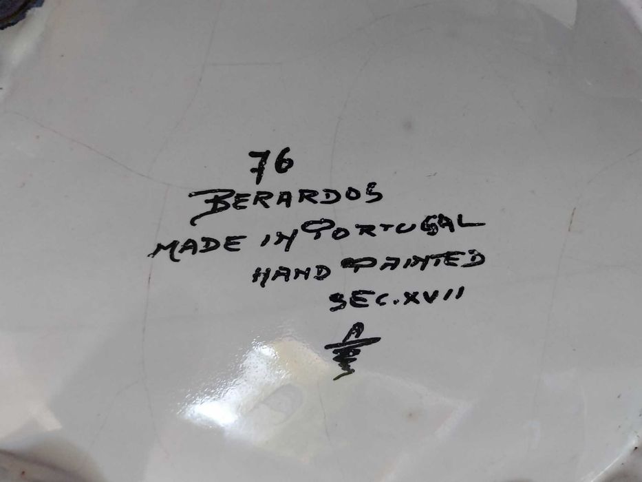 terrina com travessa da fábrica de faiança Berardos, pintadas à mão