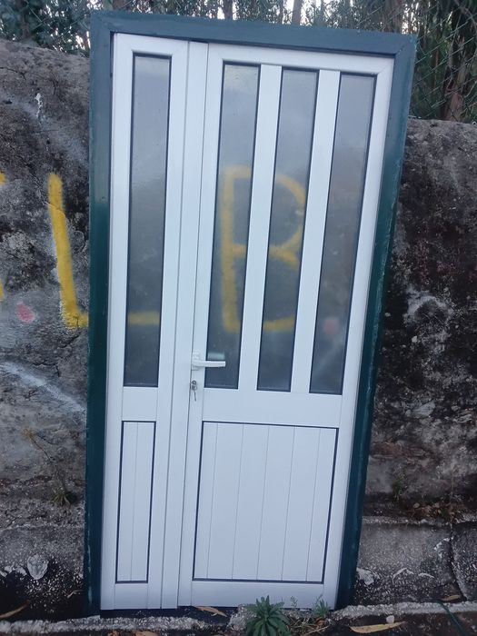 porta  alumínio branco lacado vidro duplo fosco com vitral lateral