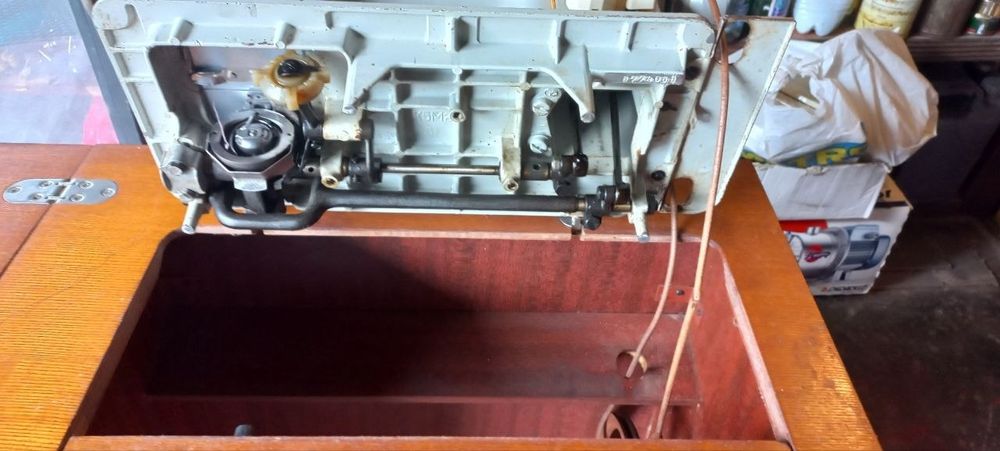 Швейная машина с ножным приводом Подольск 142