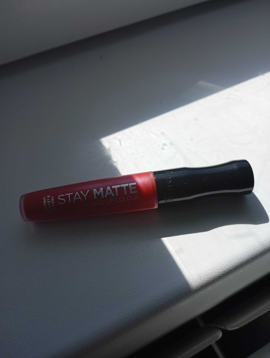 Błyszczyk/ do ust Rimell czerwony