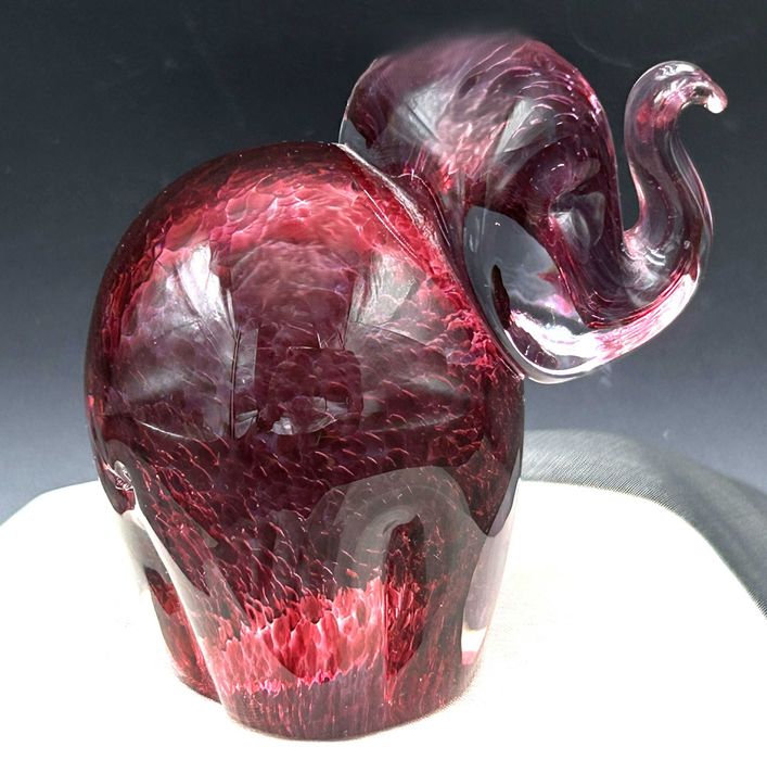 Szklany, różowy/czerwony słoń „Wedgwood” Anglia
