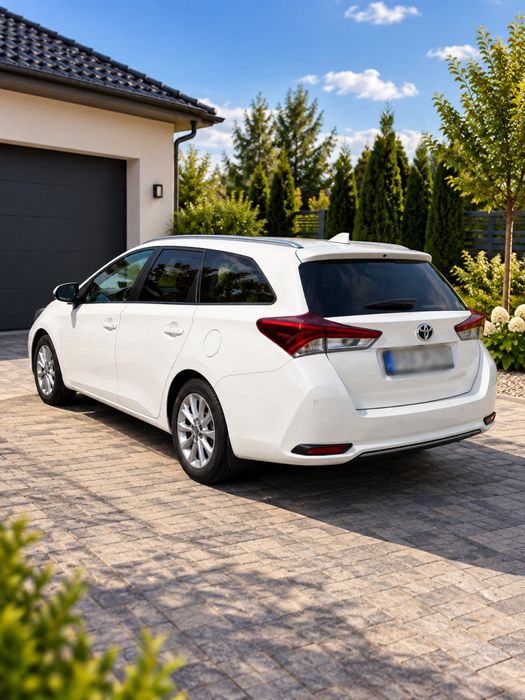 Toyota Auris 2016r hybryda 1.8 benzyna kombi biała automat super stan
