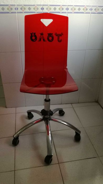 Cadeira acrílica de secretária