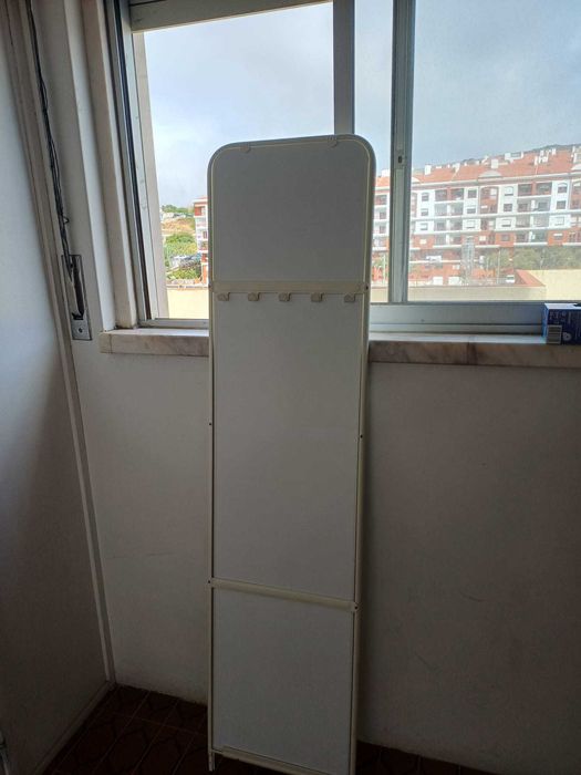 Espelho de pé com cabide IKEA KNAPPER; branco