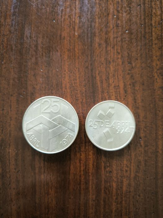 Moedas 25 de Abril 100 e 250 escudos (prata)