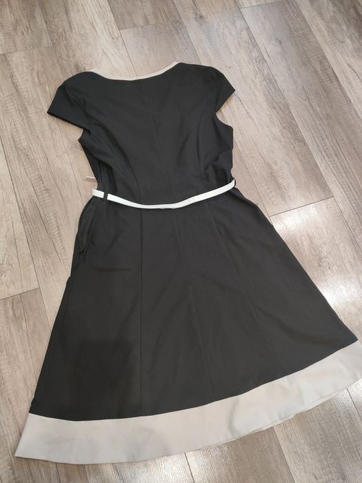 Elegancka sukienka z paskiem